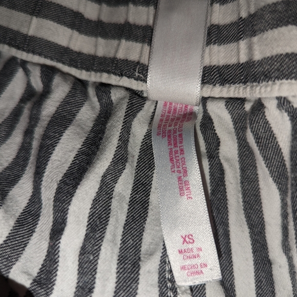 Gray and white striped pajama shorts with pockets size XS - Picture 2 of 4